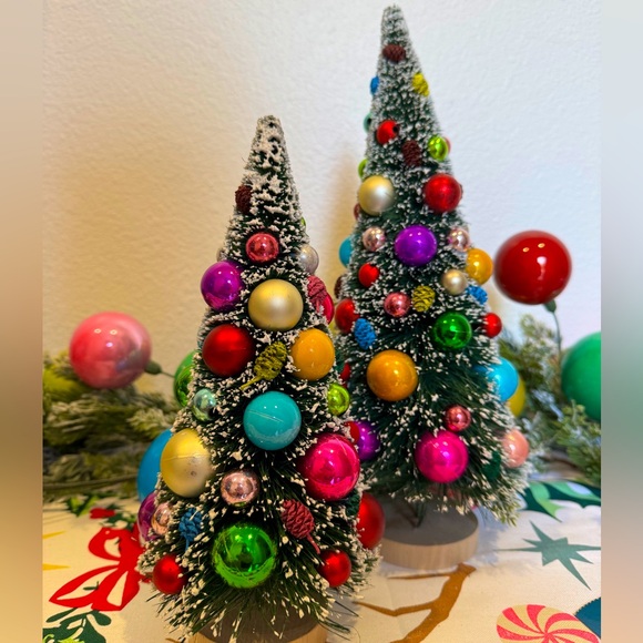 Set of 2 snowy brush trees w ornaments - Picture 2 of 5